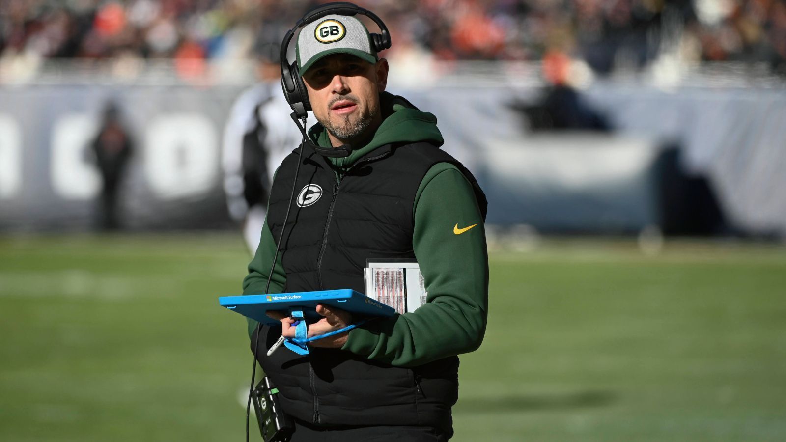 
                <strong>Platz 15: Matt LaFleur (Green Bay Packers)</strong><br>
                In vier Jahren unter Matt LaFleur erreichten die Green Bay Packers zweimal das NFC Championship Game, qualifizierten sich dreimal für die Playoffs und stellten in Aaron Rodgers 2020 und 2021 den MVP, nachdem dieser zuvor eher abfallende Leistungen gezeigt hatte. Nach einer schwachen Saison und dem Abgang von Rodgers sieht sich LaFleur in der kommenden Spielzeit allerdings mit einer neuen Situation konfrontiert und muss seine Kritiker davon überzeugen, dass er auch weiterhin der richtige Mann für die Packers ist.
              