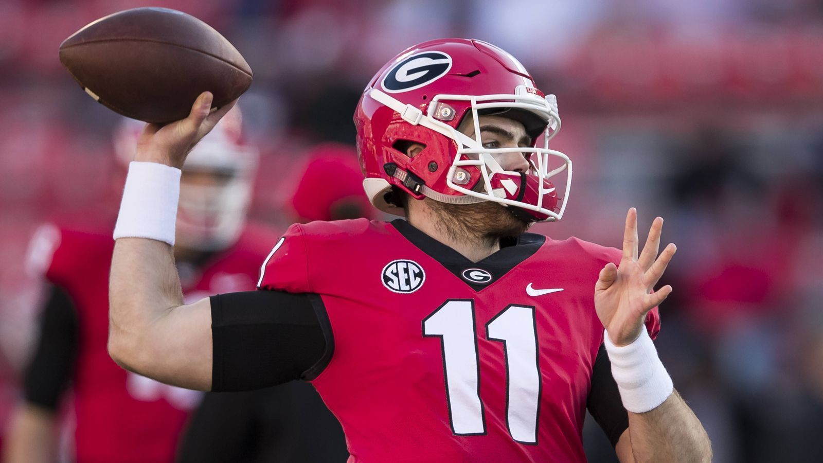 
                <strong>Jake Fromm (Quarterback, Georgia)</strong><br>
                Jake Fromm ist nicht unbedingt der spektakulärste Quarterback im College-Football, hat daher auch keinen Hype wie Kyler Murray, Tua Tagovailoa oder Trevor Lawrence ausgelöst. Das liegt allerdings auch daran, dass im Spielsystem von Georgia der Fokus eher auf dem Laufspiel liegt. Das Gute an Fromm ist aber: Wenn er gefordert ist, bringt er die Bälle verlässlich ans Ziel. Vergangene Saison waren 67,4 Prozent seiner Pässe erfolgreich, 30 Touchdown-Pässe stehen sechs Interceptions gegenüber. Sein Quarterback-Rating: 171,3.
              