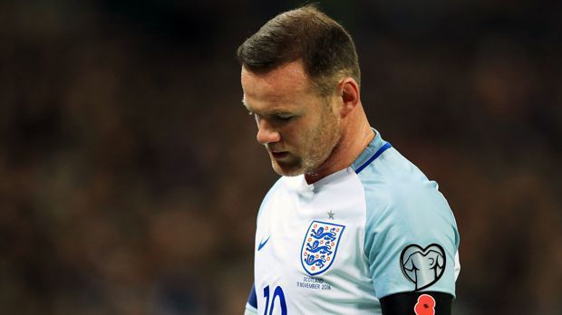 
                <strong>Wayne Rooney (England)</strong><br>
                Wayne Rooney (England): Ebenfalls nicht im Länderspiel-Einsatz wird Englands bisheriger Kapitän Rooney sein. Coach Gareth Southgate verzichtet im Freundschaftsspiel gegen Deutschland und für das Quali-Spiel gegen Litauen auf die Dienste des Rekord-Torjägers der "Three Lions". Dabei hatte sich Rooney zuletzt wieder fit gemeldet. Somit wird der 31-Jährige wohl auch künftig um seinen Platz kämpfen müssen. Bislang bestritt die Ikone von Manchester United 119 Länderspiele (53 Tore).
              