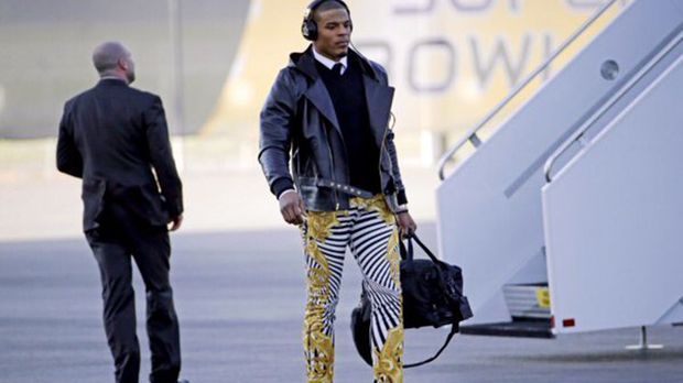 
                <strong>Cam Newton (Carolina Panthers)</strong><br>
                Cam Newton (Carolina Panthers). Kurz vor dem Super Bowl fiel Cam Newton bereits mit dieser Hose auf. Das teure Kleidungsstück von Versace ließ die Medien heißlaufen und sorgte bei NFL-Fans nicht nur in den USA für Diskussionsstoff. "Mit so einem Outfit muss man gewinnen", sagte der Quarterback damals. Auch wenn es gegen die Denver Broncos nicht klappte, auf die Mode setzt der Exzentriker weiterhin.
              