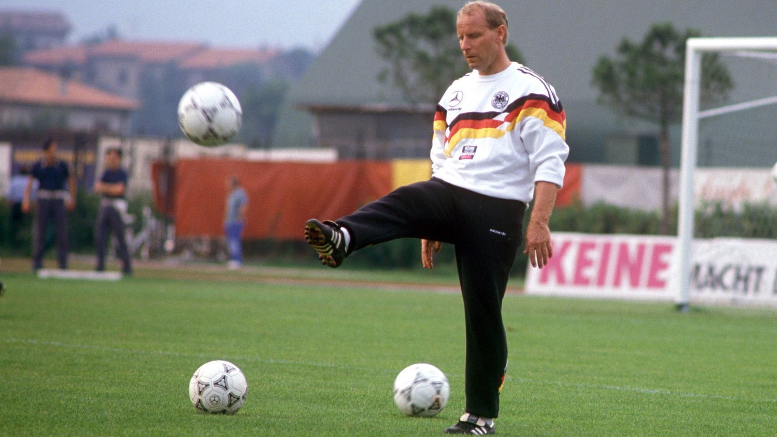 
                <strong>Berti Vogts</strong><br>
                Die Bürde hätte kaum größer sein können: Nachdem Franz Beckenbauer mit Deutschland 1990 Weltmeister wurde und auch noch die These aufstellte, die DFB-Elf sei nun "auf Jahre hinaus unschlagbar", sollte Vogts die erfolgreiche Arbeit fortsetzen. Am 29. August 1990 gab er sein Debüt als Bundestrainer, als Deutschland sich von Portugal mit einem 1:1 trennte. Sein größter Erfolg war der Gewinn der Europameisterschaft 1996.
              