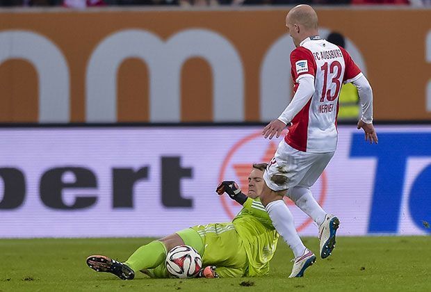 
                <strong>Manuel Neuer vs. Tobias Werner</strong><br>
                ... der deutsche Nationaltorhüter erreicht den Ball fast einen Meter vor dem Augsburger. Somit ist die Aktion regelkonform.
              