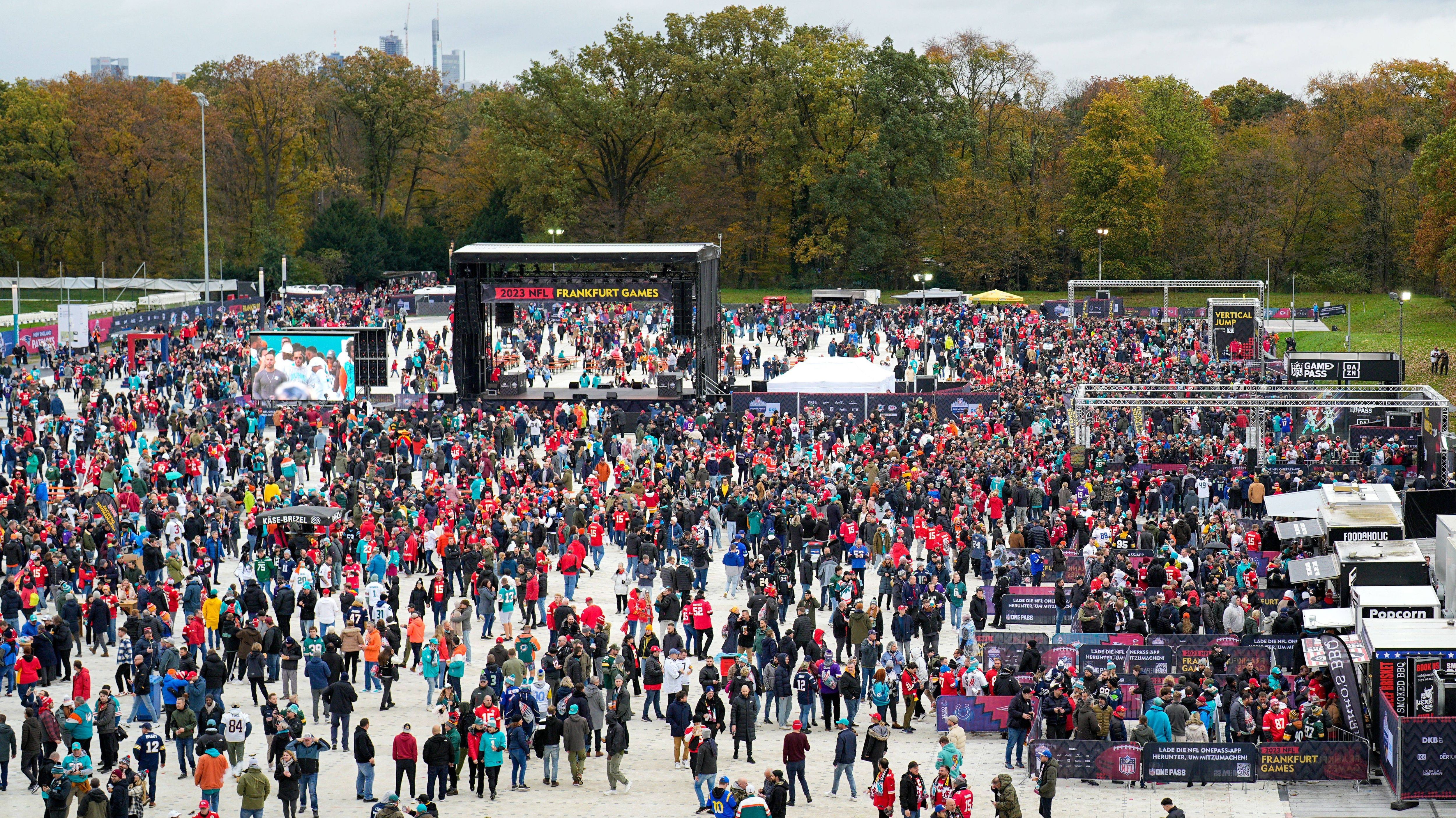 <strong>Die besten Bilder aus Frankfurt</strong><br>Auf der Eventfläche vor dem Stadion konnten sich die Fans auf die Partie einstimmen.