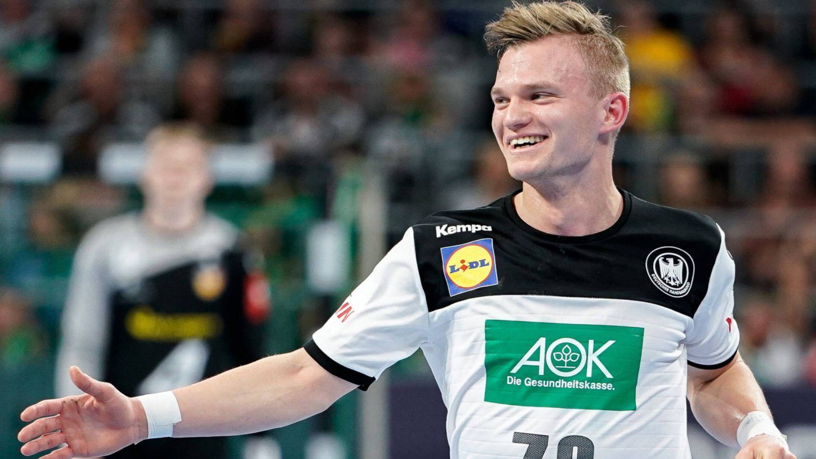 
                <strong>Timo Kastening (TSV Hannover-Burgdorf)</strong><br>
                Auch Timo Kastening steht bei der Vorrunde in Norwegen vor seinem ersten großen internationalen Turnier als Handball-Profi. Der 24-Jährige vom TSV Hannover-Burgdorf kämpft in Abwesenheit des nicht nominierten Patrick Groetzki auf der Rechtsaußen-Position mit dem erfahrenen Tobias Reichmann um Einsatzzeit. 
              