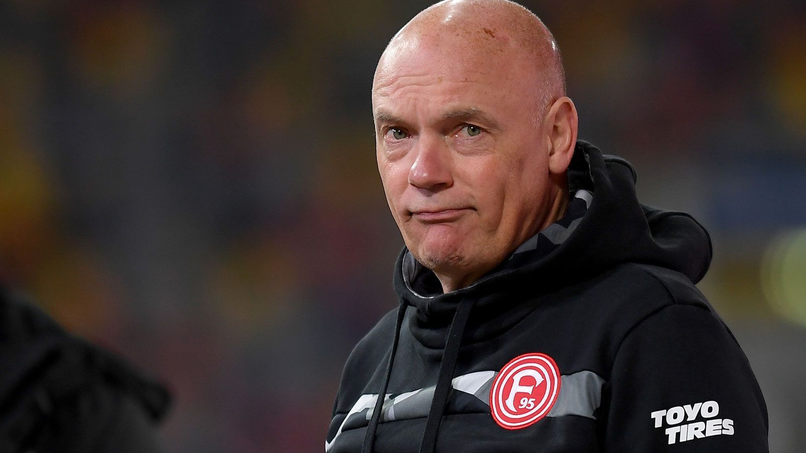 
                <strong>Derby-Time: Rot-Weiß Essen - Fortuna Düsseldorf (23.12. 18.30 Uhr)</strong><br>
                Natürlich spricht man vor allem im Rheinland über dieses Duell. Rot-Weiß Essen gegen Fortuna Düsseldorf – da trifft sich Tradition pur. Düsseldorf geht als Zweitligist gegen den Tabellenführer der Regionalliga West als Favorit ins Rennen, diese Rolle ist zumindest auf dem Papier klar verteilt. Die Fortuna zeigte sich zuletzt stark formverbessert und gewann die letzten vier Zweitliga-Partien. Dennoch ist das Team von Trainer Uwe Rösler (Bild) gewarnt: In der vergangenen Saison setzte es gegen Viertligist Saarbrücken ein überraschendes Aus.
              