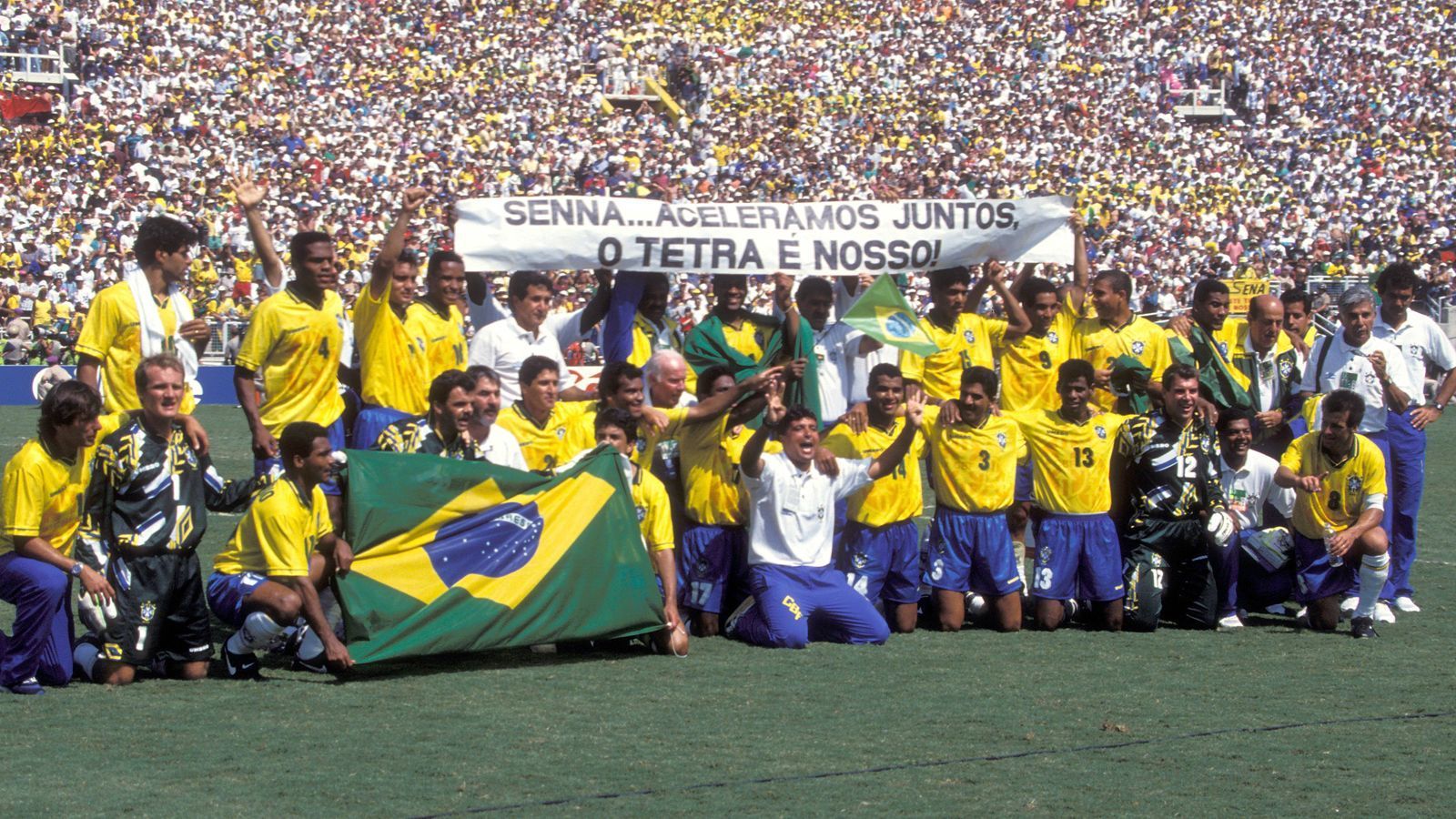 
                <strong>Ayrton Senna: Als die Formel 1 ihre Seele verlor</strong><br>
                Bei der Fußball-WM 1994 in den USA kurz nach nach dessen Tod erweist die brasilianische Nationalmannschaft Senna auf ihre Weise die letzte Ehre, mit dem Plakat: "Senna ... wir haben gemeinsam beschleunigt. Das Tetra (Vier; damit ist der vierte WM-Titel Brasiliens gemeint, Anm. d. Red.) ist unser!"
              