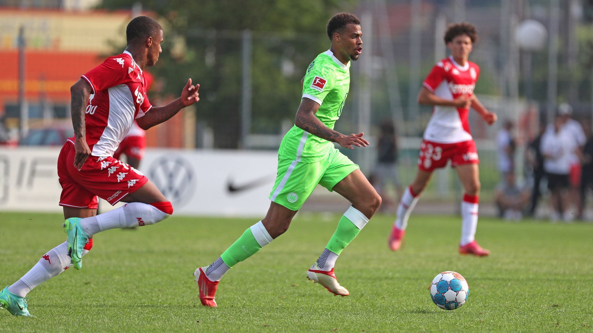 
                <strong>Lukas Nmecha (VfL Wolfsburg)</strong><br>
                Für acht Millionen Euro sicherte sich der VfL Wolfsburg die Dienste von Lukas Nmecha. Der 22-Jährige gilt als eines der vielversprechendsten Sturm-Talente des Landes und konnte schon bei der U21-EM als Goalgetter auf sich aufmerksam machen. Bei den Wölfen soll nun der nächste Schritt in der Entwicklung erfolgen. Mit Wout Weghorst hat Nmecha zwar einen Hochkaräter vor der Nase, doch die anstehende Dreifachbelastung verspricht viel Einsatzzeiten für den Youngster. "Aber ich habe mit dem Trainer gesprochen, er wollte mich hier haben. Der Trainer hat mir erklärt, wie er mit mir plant. Mark van Bommel hat mich am Telefon überzeugt", sagte er über seinen neuen Übungsleiter. 
              