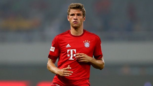 
                <strong>Thomas Müllers Supercup-Tore</strong><br>
                ... und gemeinsam mit Thomas Müller vom FC Bayern München. Der 25-Jährige erzielte bislang ebenfalls zwei Supercup-Treffer, kam aber auch in fünf Partien zum Einsatz. Gegen den VfL Wolfsburg blieb Müller torlos. Der Angreifer gilt zwar als Bayerns sicherster Schütze vom Punkt, vor dem Elfemterschießen wurde Müller allerdings ausgewechselt.
              