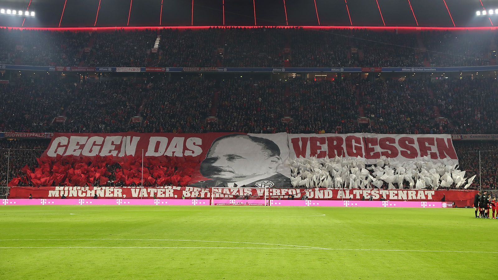 
                <strong>Bayern-Fans gedenken den Opfern des Holocaust</strong><br>
                Am 19. Spieltag der Saison 2019/20, vor dem Spiel FC Bayern München gegen Schalke 04, präsentieren die Fans der Bayern eine Choreographie zum Gedenken an die Opfer des Holocaust. Anlass ist der internationale Gedenktag der Opfer des Holocaust am 27. Januar. An diesem Tag vor 75 Jahren wurde das KZ Auschwitz von russischen Soldaten befreit. Neben dem Schriftzug "Gegen das Vergessen" zeigt die Fan-Choreo ein Abbild von Hugo Railing, langjähriges Bayern-Mitglied und Teil des Ältestenrates. Der 1886 in München geborene Railing wurde am 4. April 1942 in das Ghetto Piaski deportiert, sieben Monate später wird er im Alter von 56 Jahren im Vernichtungslager Sobibor in Polen ermordet.
              