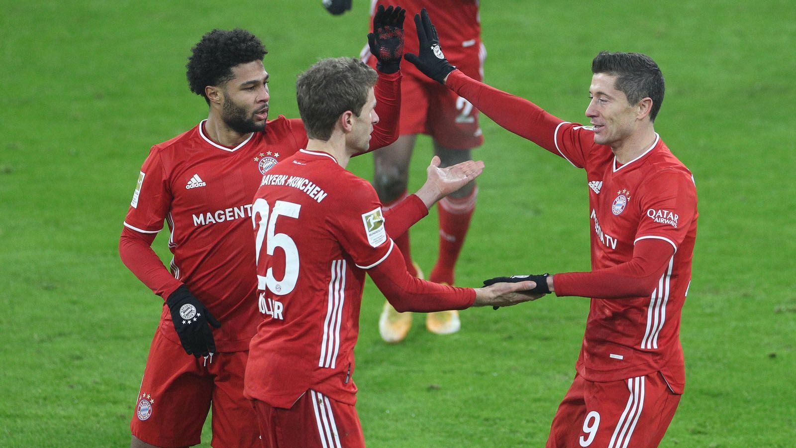 
                <strong>FC Bayern stellt Uralt-Rekord ein</strong><br>
                Der 2:1-Heimsieg des FC Bayern gegen den VfL Wolfsburg war das letzte Heimspiel der Münchner in diesem Kalenderjahr. Aber auch in diesem Pflichtspiel in der heimischen Allianz-Arena blieben die Münchner ohne Niederlage, wie schon zuvor im kompletten Kalenderjahr 2020. Damit stellte das Team von Hansi Flick den Klub-Rekord aus dem Jahr 1981 ein. Auch damals waren die Münchner im kompletten Kalenderjahr ohne eine einzige Heimniederlage geblieben.
              