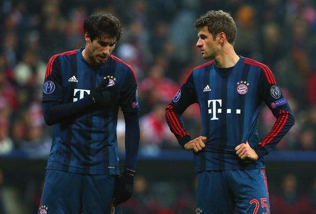 
                <strong>FC Bayern München - Manchester City 2:3</strong><br>
                Müller und der eingewechselte Javi Martinez sind nach der Führung von ManCity fassungslos. Bayern verliert, ist aber dennoch Gruppensieger
              