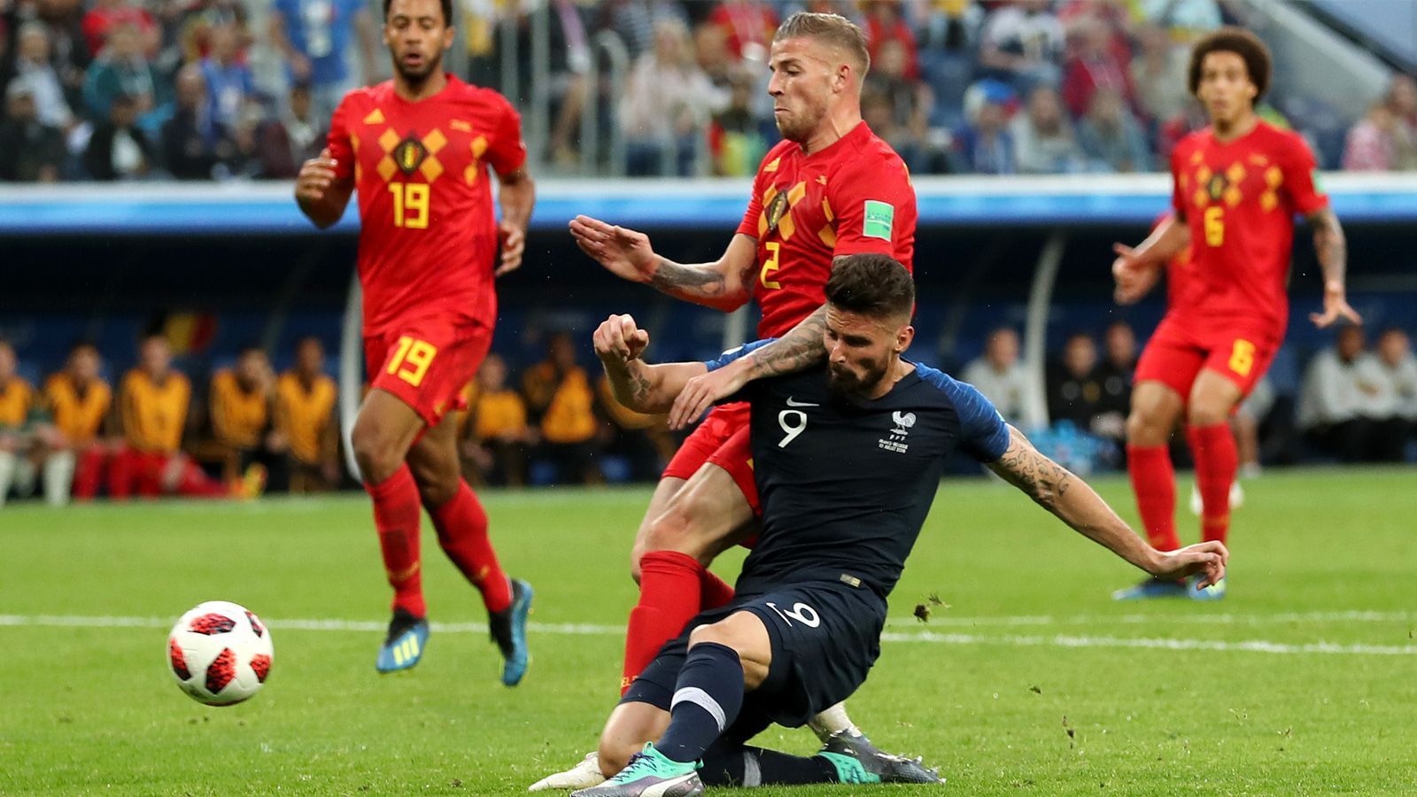 
                <strong>Toby Alderweireld</strong><br>
                Vertendelt in der 17. Minute den Ball gegen Giroud und leitet so eine Großchance ein. Hat in der 22. Minute nach einer Ecke die Führung auf dem Fuß, scheitert aber an Lloris. Klärt dazu nochmal stark gegen Giroud und verhindert so einen früheren Rückstand. Im zweiten Durchgang unauffällig. ran-Note: 3
              