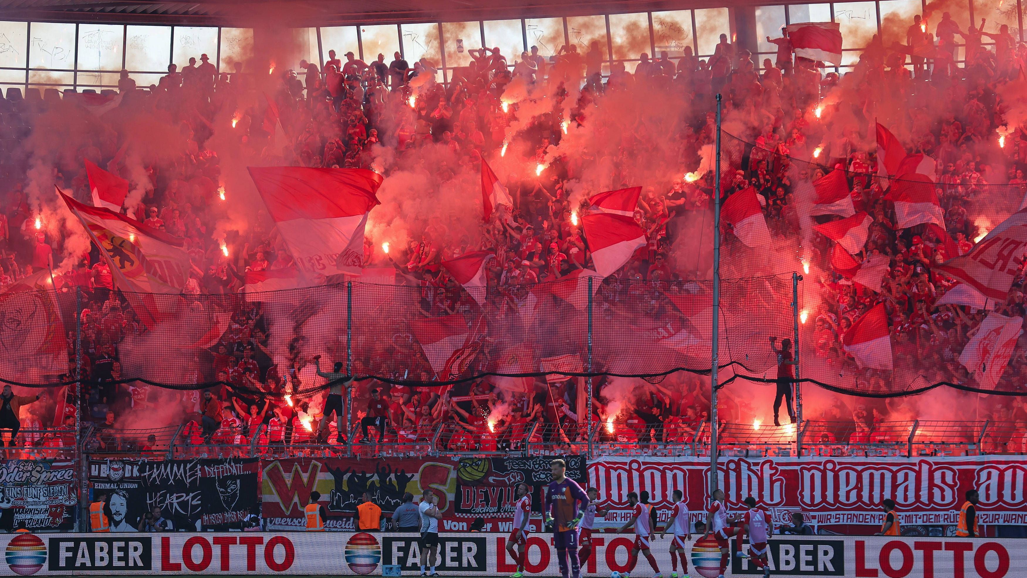 <strong>Platz 4: Union Berlin mit 519.000 Euro<br></strong><strong>Anzahl der Strafen:</strong> 7<br><strong>Geahndete Vorfälle:</strong> 14<br><strong>Geworfene Gegenstände:</strong> 1<br><strong>Gezündete Pyro:</strong> 412