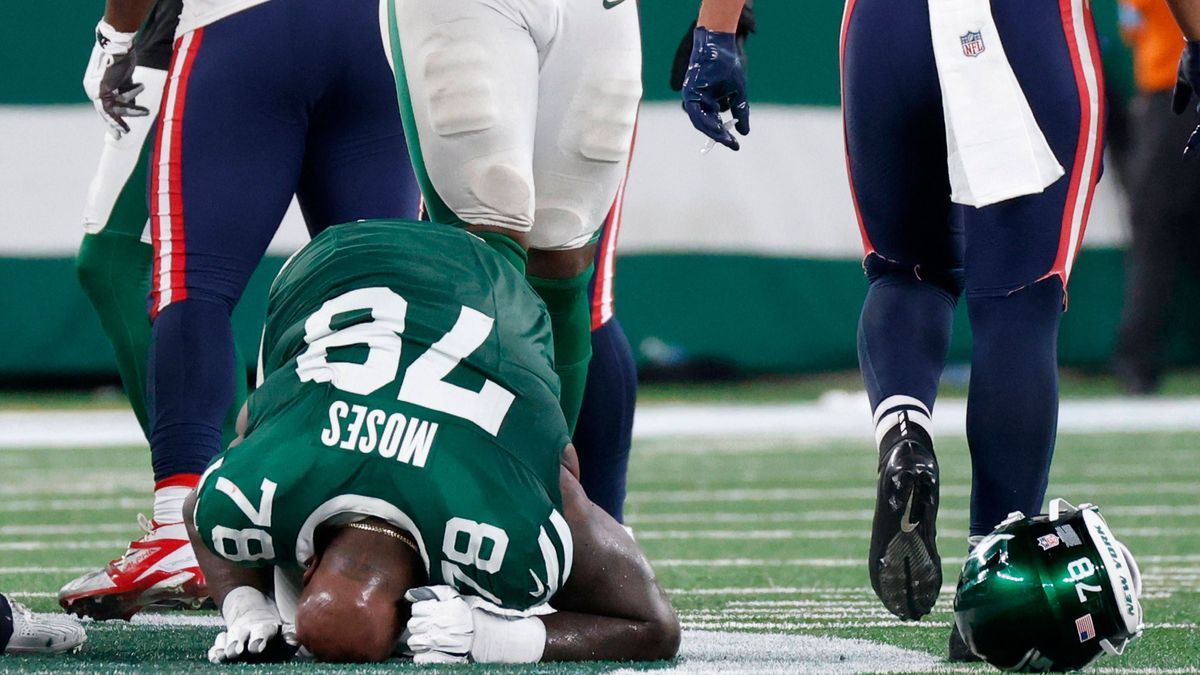 New York Jets Morgan Moses is injured on a play in the second half against the New England Patriots in week 3 of the NFL, American Football Herren, USA season at MetLife Stadium in East Rutherford,...