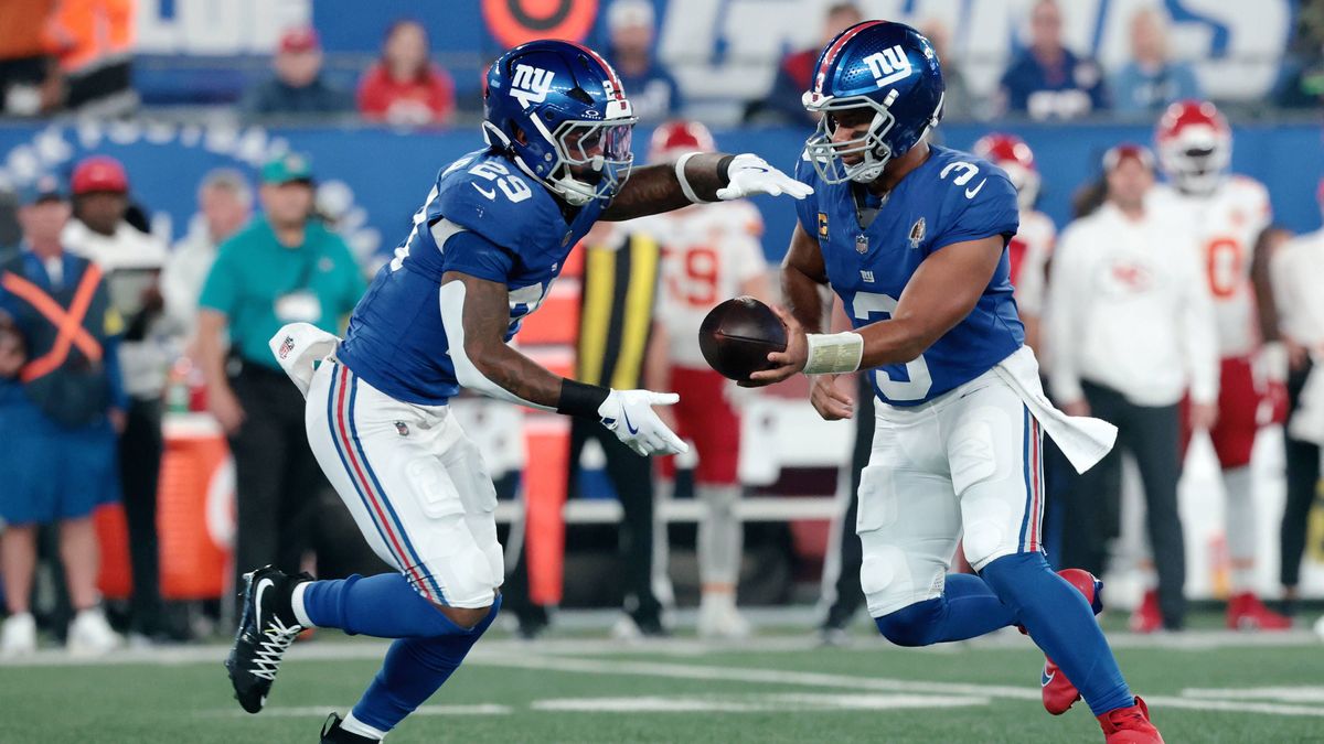 NFL, American Football Herren, USA Kansas City Chiefs at New York Giants Sep 21, 2025; East Rutherford, New Jersey, USA; New York Giants quarterback Russell Wilson (3) hands off the ball to running...