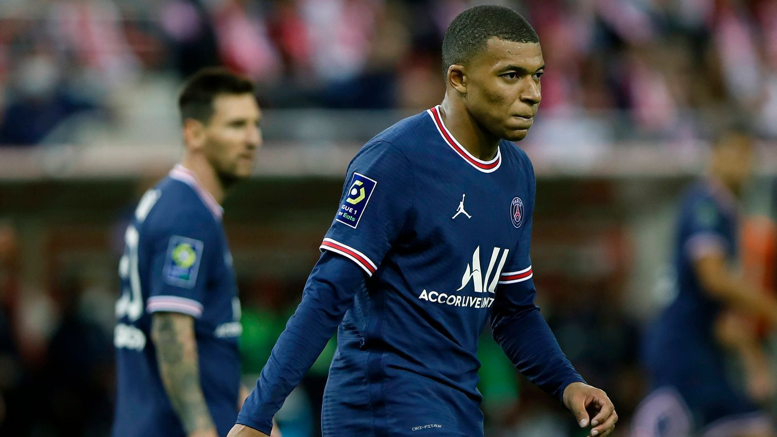 
                <strong>Paris St. Germain: Wo liegt die sportliche Zukunft von Kylian Mbappe?</strong><br>
                Der Vertrag von Kylian Mbappe bei Paris St. Germain läuft im Sommer 2022 aus. Kein Wunder, dass sich mittlerweile fast täglich neue Gerüchte darum ranken, wo die sportliche Zukunft des französischen Weltmeisters liegen könnte. ran zeigt die neuesten Entwicklungen und Gerüchte um den Stürmer-Star. 
              