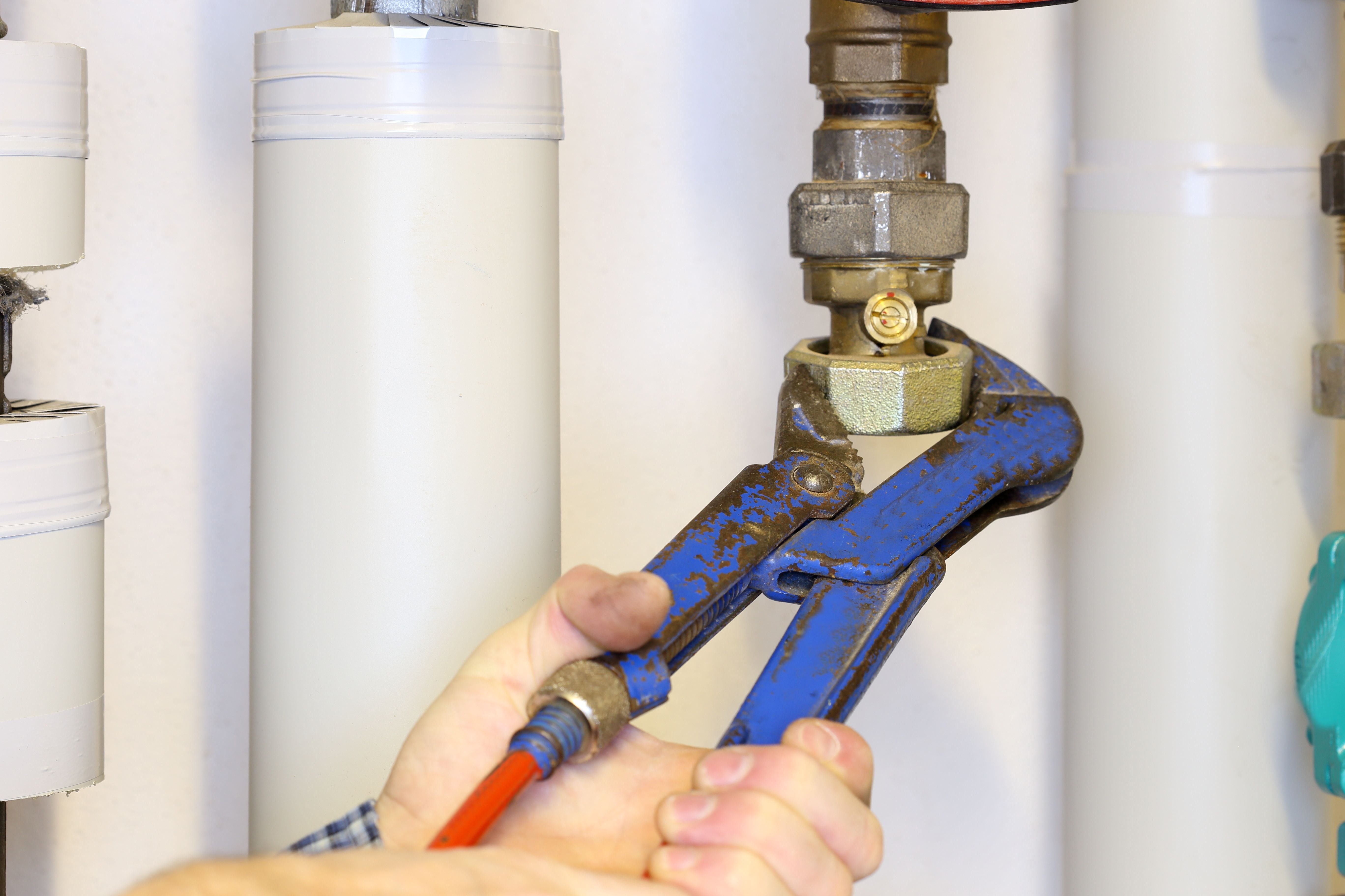 Die Rohrzange ist das ultimative Werkzeug für die Arbeit mit Rohren und wird daher vor allem bei Sanitärinstallationen eingesetzt.