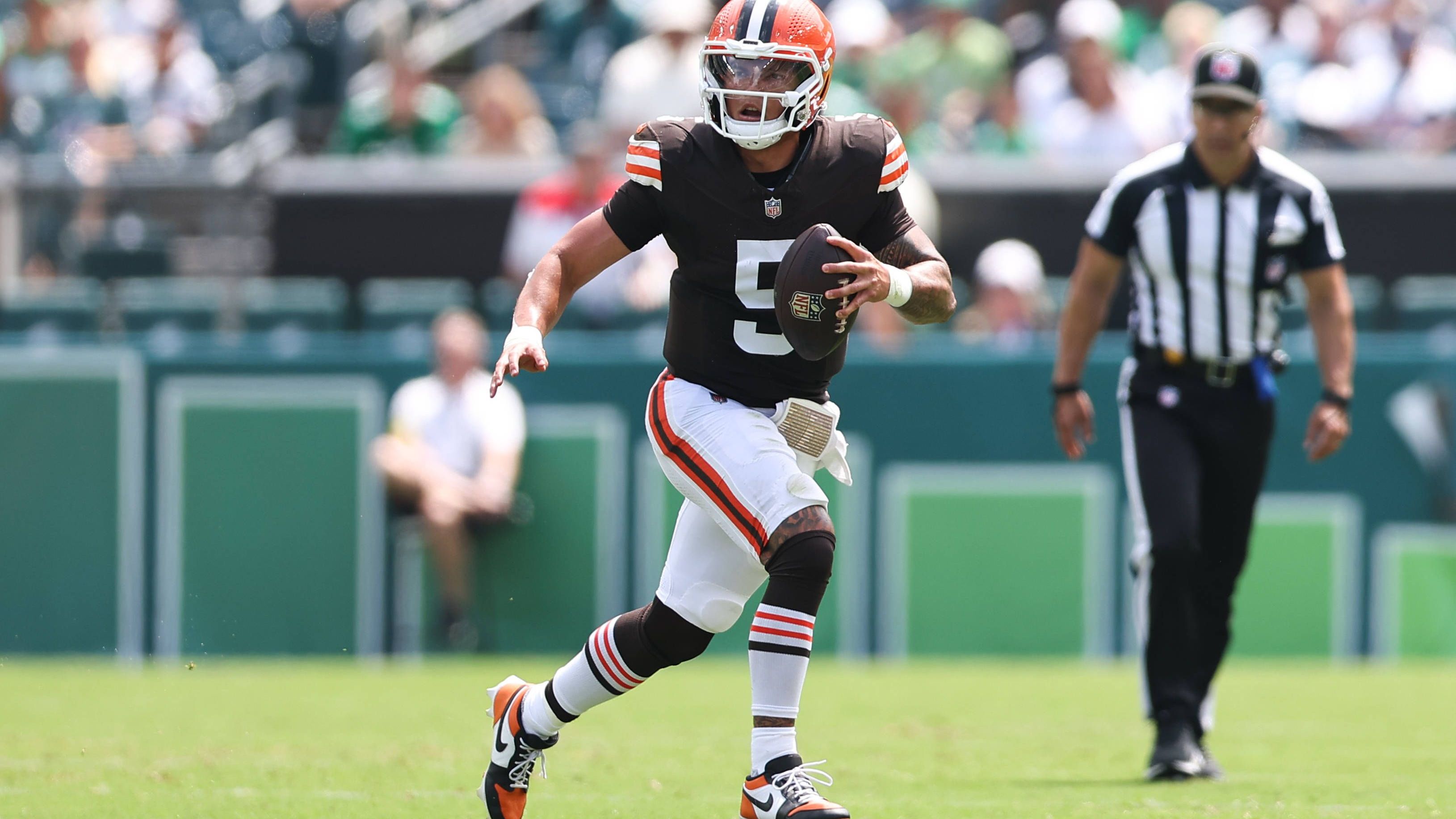 <strong>Dillon Gabriel (Cleveland Browns)</strong><br>Im Rookie-Zweikampf bei den Browns mit Shedeur Sanders hat Gabriel vor allem im letzten Preseason-Spiel gepunktet: Einen starken 2-Minute-Drill gegen die Rams veredelte er mit einem Touchdown-Pass. Mit seinem No-Nonsense-Spiel durch schnelle, schnörkellose Würfe wirkte er deutlich stabiler als sein Rookie-Kollege. Am Ende stehen nach drei Einsätzen 272 Passing Yards bei einer Completion Rate von 67,6 Prozent, ein Touchdown und eine Interception.