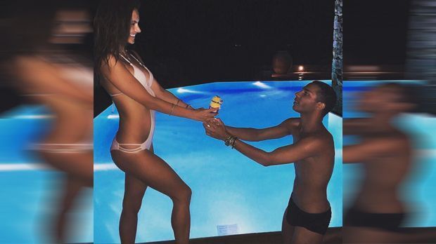 
                <strong>Alessandra Ambrosio</strong><br>
                ... die Verehrer nur so Schlange stehen! Hier bekommt sie von ihrem besten Freund, Olivier Rousteing, einen Mini-Minion überreicht. Ihre Freundschaft wird via Instagram mit vielen gemeinsamen Fotos festgehalten.
              