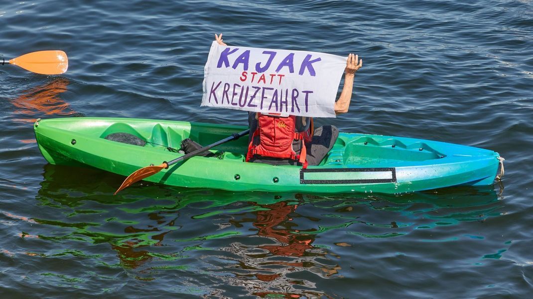 Protest auf dem Wasser: Der NABU kritisiert die Pläne der Kreuzfahrtindustrie für mehr Klimaschutz als zu langsam.