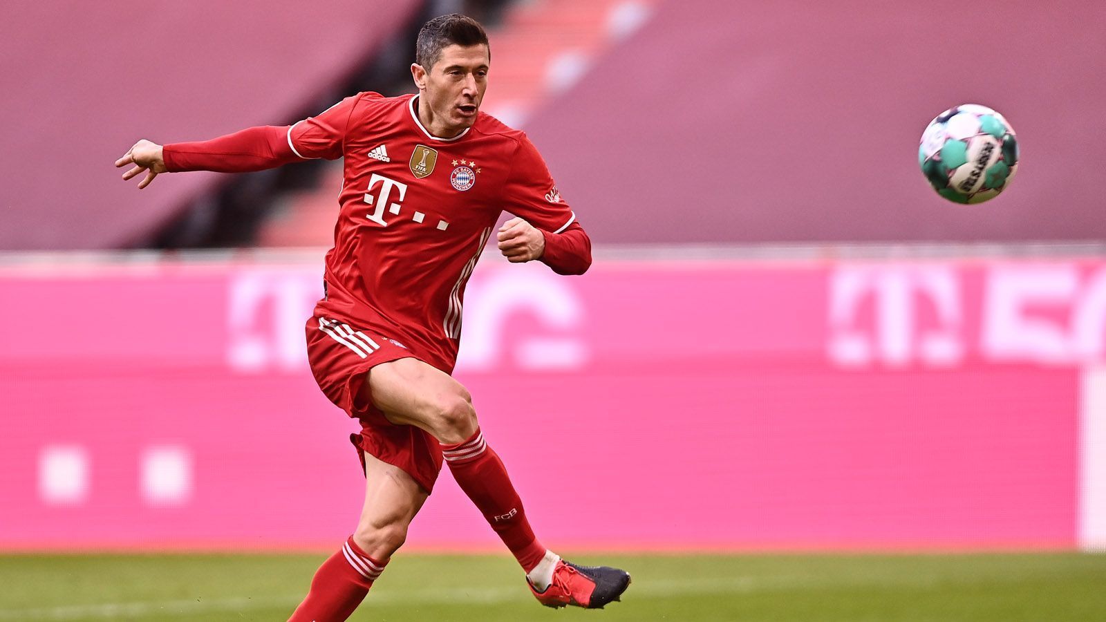 
                <strong>Kategorie: Bundesliga-Tore insgesamt</strong><br>
                Lewandowski kommt in elf Saisons insgesamt auf bis dato 275 Tore in 348 Spielen. Das entspricht einer Torquote von 0,79 Treffern pro Partie. Die Torjägerkanone holte er bislang sechsmal.Müller-Lewandowski 1:0
              