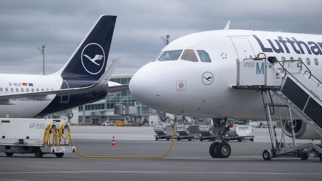 Flugzeuge der Lufthansa stehen am Flughafen München auf dem Vorfeld.