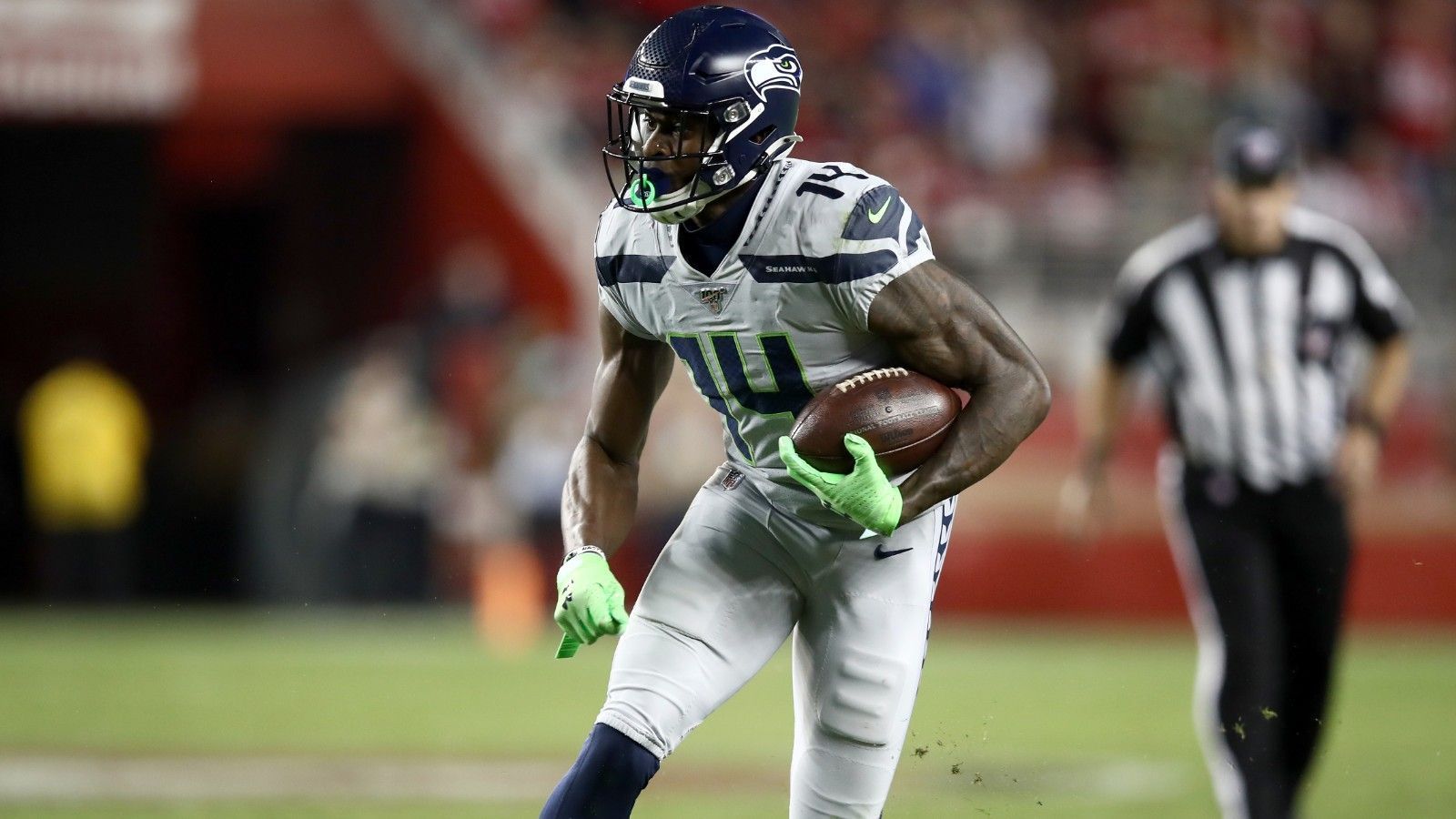 
                <strong>Seattle Seahawks: DK Metcalf (Offense)</strong><br>
                Die Kritiker Metcalfs verstummten nach insgesamt 1.119 Receiving-Yards inklusive Playoffs schnell, der Freak-Athlet war in seiner ersten Saison ein wichtiger Part im Receiving-Game. Dabei hatte Metcalf sogar bei einem Drittel aller Spiele weniger als 50 Total Yards. Genau diese Inkonstanz muss der Receiver als nächsten Entwicklungsschritt ablegen. Darf Wilson in der kommenden Saison häufiger werfen, rückt Metcalf noch weiter ins Scheinwerferlicht.
              