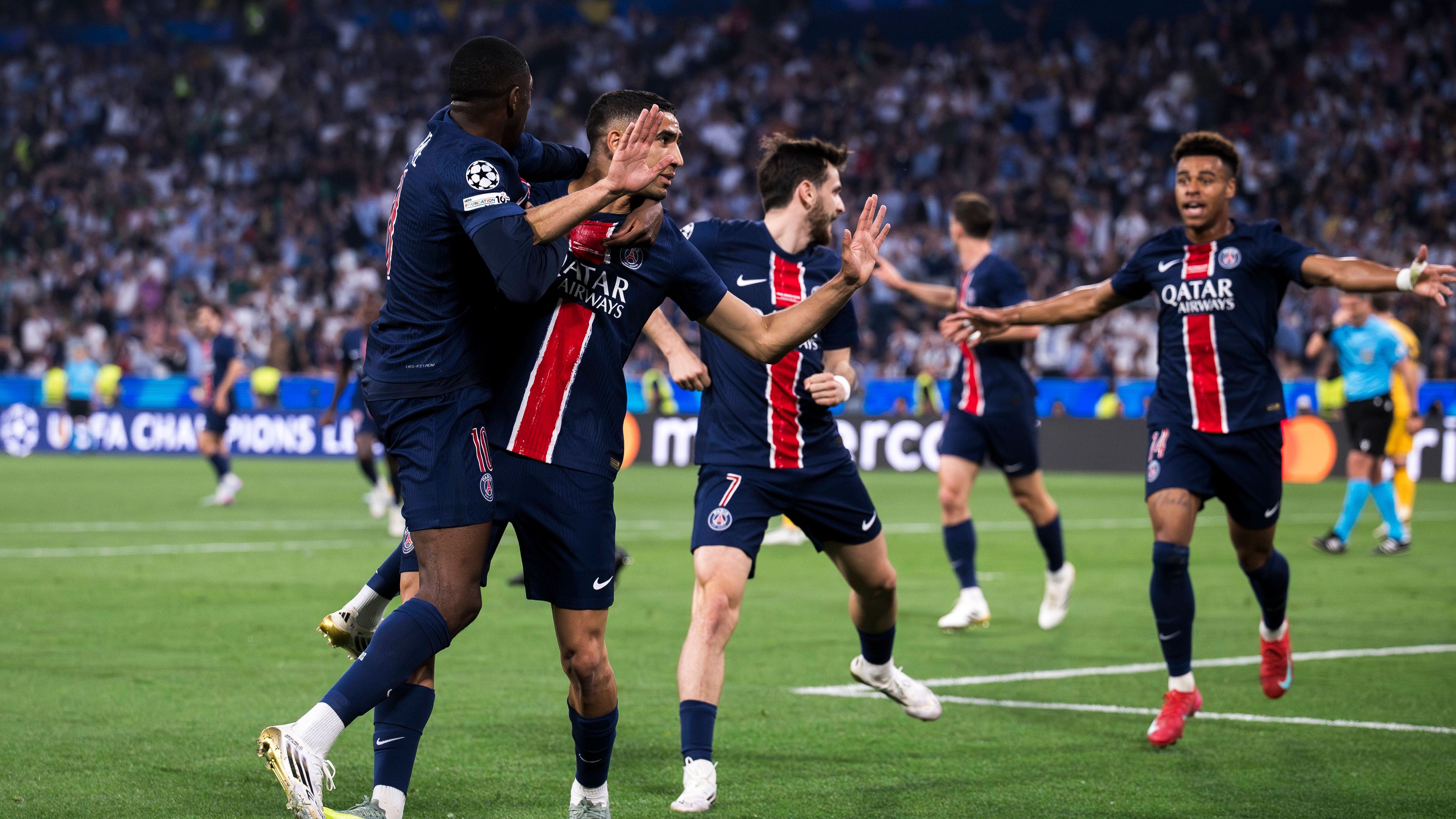 <strong>7. Paris Saint-Germain</strong><br><strong>Kadermarktwert:</strong> 1,07 Milliarden Euro<br><strong>Wertvollste Spieler:</strong> Ousmane Dembele, 28 Jahre, Sturm, 90 Millionen Euro Marktwert (Bild: 1. von links);<br>Khvicha Kvaratskhelia, 24 Jahre, Linksaußen, 90 Millionen Euro Marktwert (Bild: Rückennummer 7);<br>Desire Doue, 20 Jahre, Rechtsaußen, 90 Millionen Euro Marktwert (Bild: Rückennummer 14)