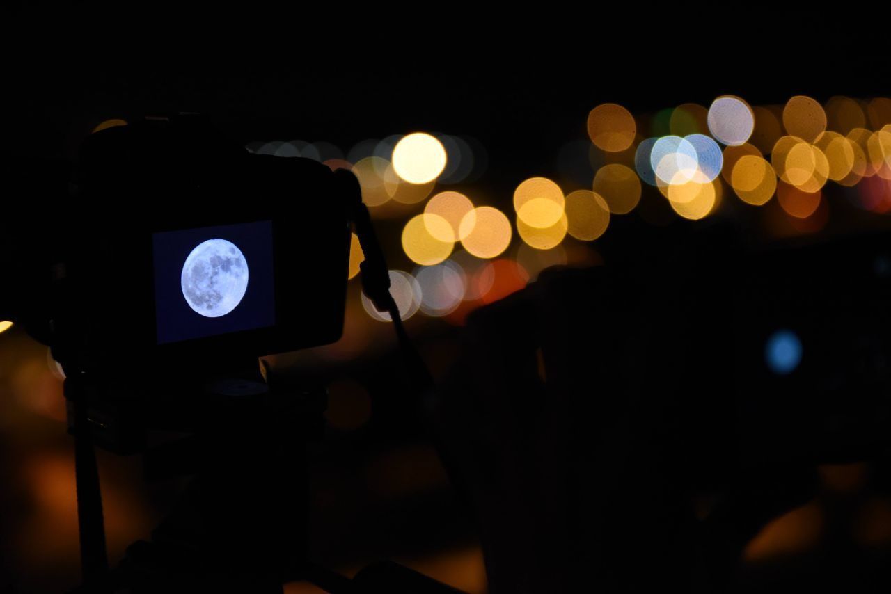 Am besten lässt sich der Mond mit einem Teleobjektiv fotografieren. Damit kannst du weit entfernte Objekte groß darstellen.