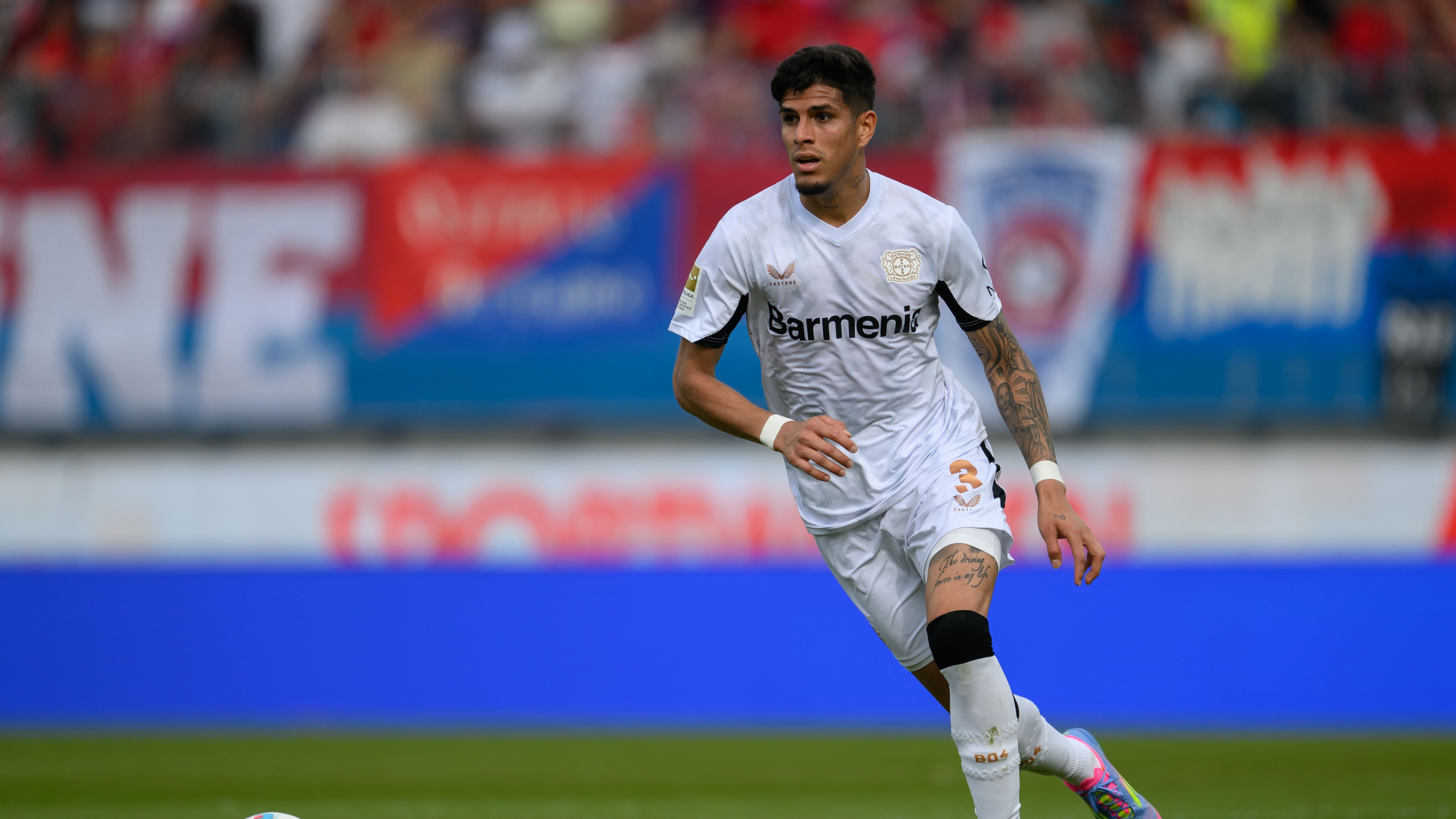 <em><strong>Piero Hincapie (Bayer Leverkusen)</strong><br>Noch ist der Wechsel von Xabi Alonso zu Real Madrid nicht offiziell. Dennoch soll der Trainer schon planen, Piero Hincapie mit in die spanische Hauptstadt zu nehmen.&nbsp; Wie das spanische Online-Portal "Relevo" berichtet, habe der 23-Jährige eine Ausstiegsklausel über 60 Millionen Euro in seinem bis 2029 laufenden Vertrag in Leverkusen. Angeblich sei es aber auch denkbar, dass er für 40 Millionen seinem Coach nach Madrid folgt.</em>