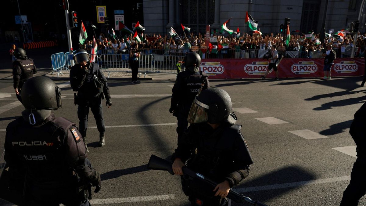 Polizisten und Demonstranten in Madrid
