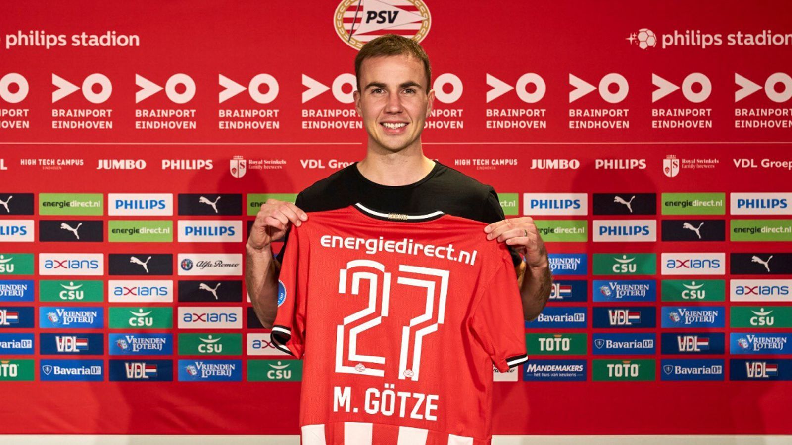 
                <strong>Mittelfeld - Mario Götze (PSV Eindhoven)</strong><br>
                Der neue Star in der Eredivisie ist zweifelsohne Mario Götze. Der deutsche Weltmeister heuerte am niederländischen Deadline Day bei der PSV Eindhoven an, nachdem der 28-Jährige zuvor monatelang erfolglos auf Vereinssuche war. Bei Hertha BSC und seinem Ex-Klub Bayern München wurde der frühere Nationalspieler gehandelt, gelandet ist er schließlich in Eindhoven, wo er bis 2022 unterschrieb und Medienberichten zufolge drei Millionen Euro jährlich kassieren soll. "Es ist sehr überraschend, dass es so gekommen ist. Ich bin sehr glücklich, hier zu sein und ich freue mich auf die Reise", kommentierte Götze seinen Last-Minute-Wechsel zur PSV, nachdem er wenige Tage zuvor noch davon sprach, in seiner Karriere unbedingt noch die Champions League gewinnen zu wollen. Das dürfte allerdings - bei aller Euphorie rund um Götze - mit der PSV unmöglich sein.
              