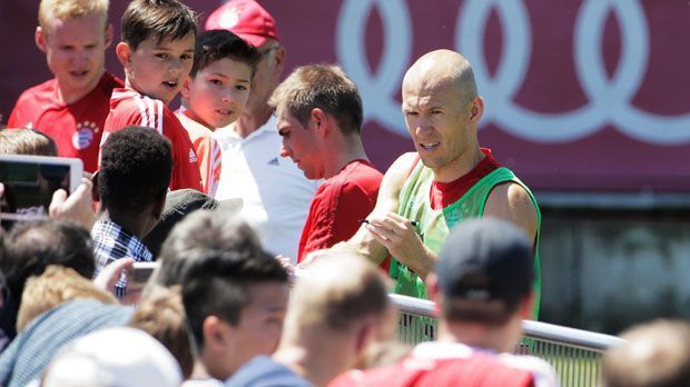 
                <strong>FC Bayern</strong><br>
                Auch Superstar Arjen Robben (r. mit Philipp Lahm), der am Ende der vergangenen Saison länger gefehlt hatte, trainierte vor knapp 2000 Fans wieder mit der Mannschaft und gab anschließend fleißig Autogramme
              