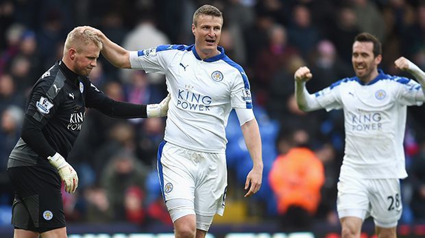 
                <strong>Robert Huth</strong><br>
                Robert Huth: Derzeit ist der deutsche Abwehr-Hüne in aller Munde. Vor fünf Jahren interessierte sich dagegen kaum jemand für Robert Huth. Seine Zeit in der Nationalelf war längst vorbei und mit Stoke City dümpelte er im Niemandsland der Premier League herum. Dabei spielte Huth eine bärenstarke Saison: Er schoss sogar sechs Tore und gab drei Vorlagen. Harte Arbeit zahlte sich in diesem Fall aus.
              