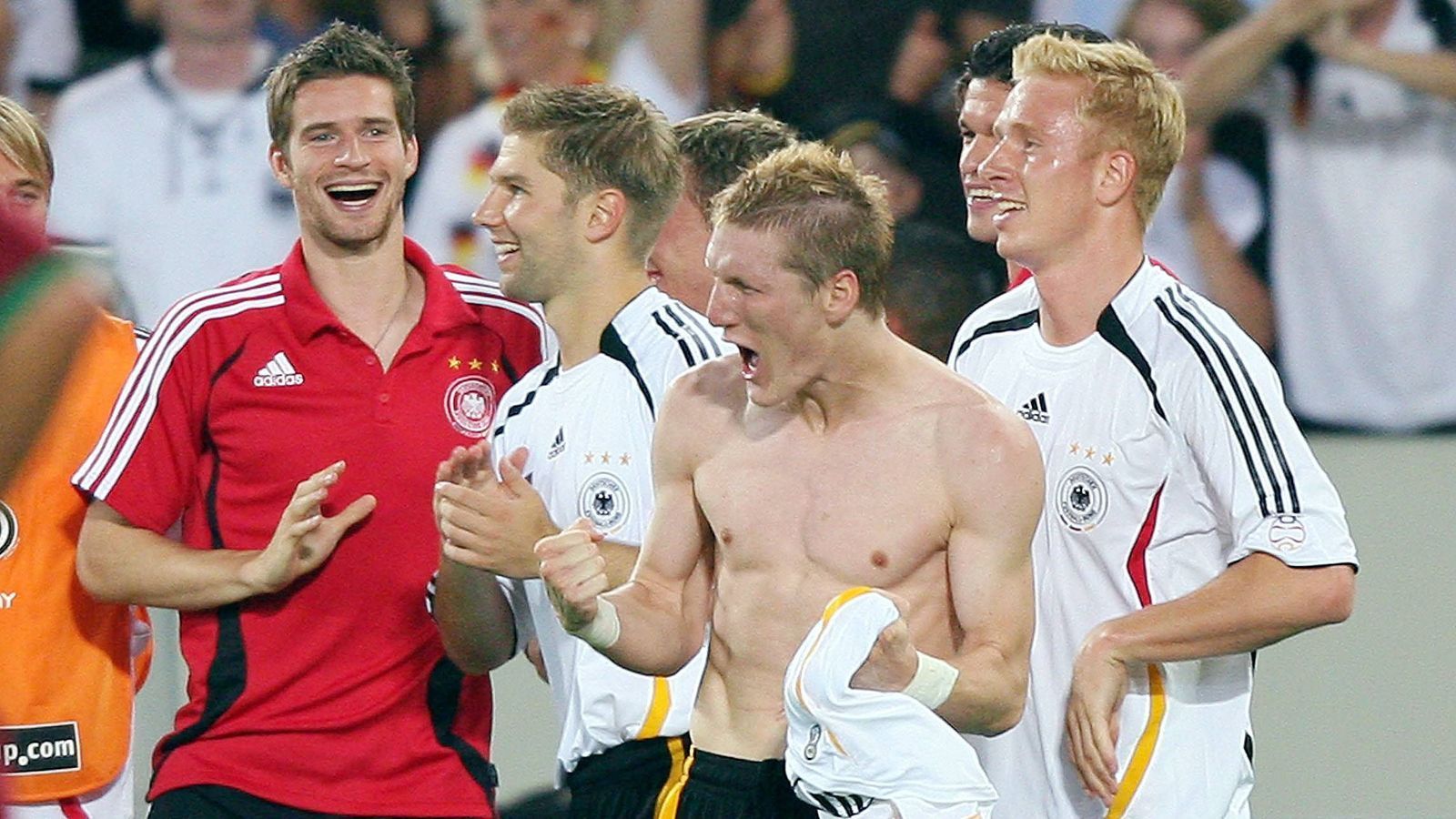 
                <strong>Schweinsteiger-Gala gegen Portugal</strong><br>
                Nach der unglücklichen Halbfinal-Niederlage gegen Italien gewinnt die deutsche Mannschaft das Spiel um Platz 3 gegen Portugal mit 3:1. Matchwinner wird Bastian Schweinsteiger.
              