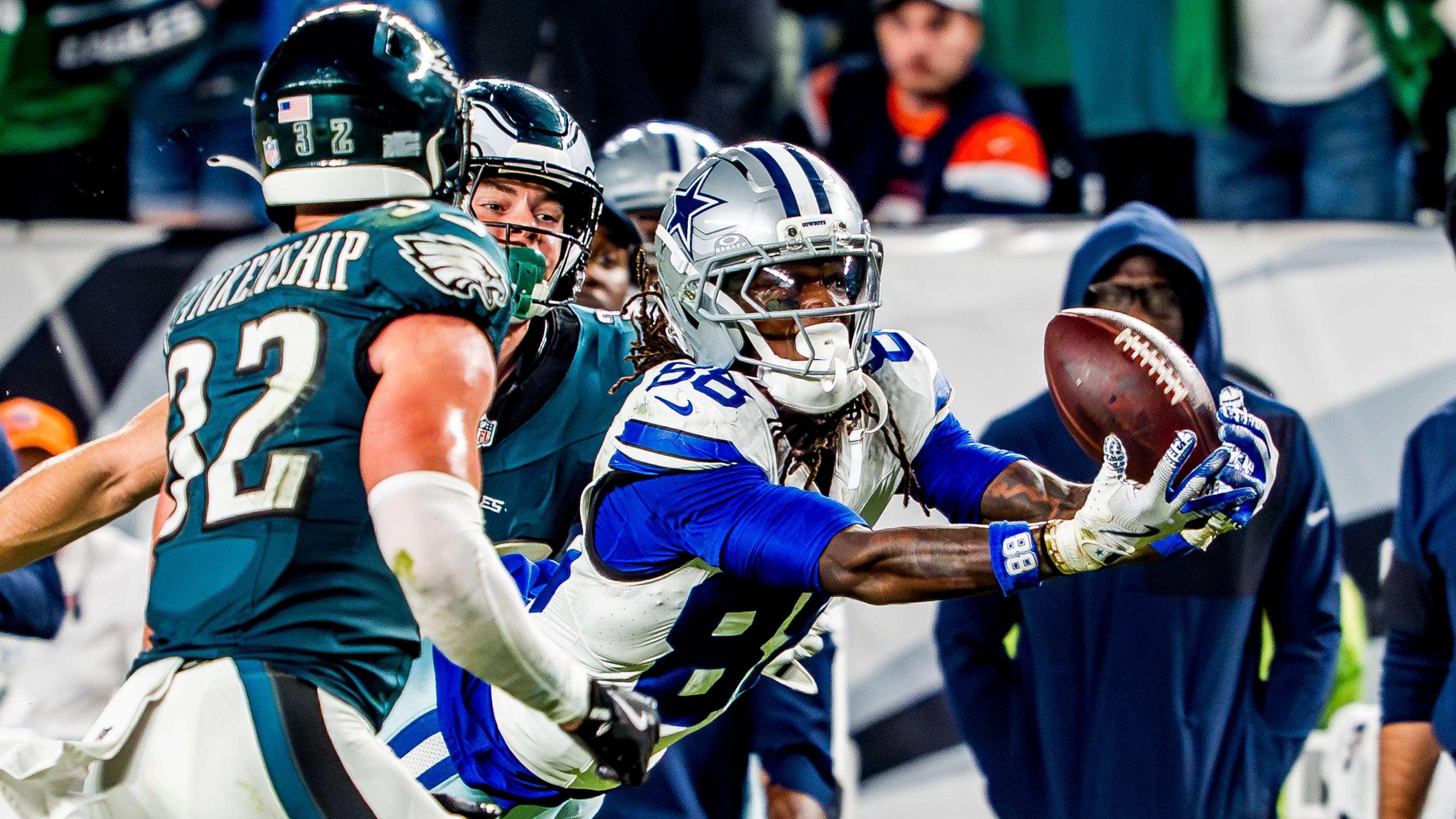<em><strong>CeeDee Lamb (Dallas Cowboys)</strong><br>Die Dallas Cowboys bangen um Wide Receiver CeeDee Lamb. Im letzten Drive ließ der Superstar zwei fangbare Pässe fallen, bei einem schlug er bei der Landung hart mit dem Kopf auf dem Boden auf. Deshalb ging er kurz vor Spielende ins blaue Medical Tent. Ob er eine Gehirnerschütterung davongetragenn hat, ist noch offen.</em>