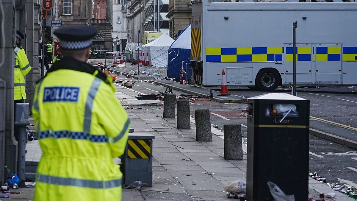 Siegerparade in Liverpool - Auto fährt in Menschenmenge