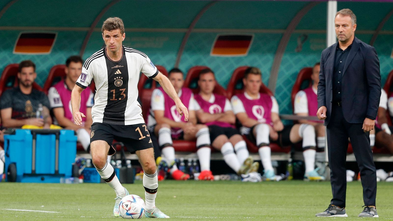 
                <strong>Thomas Müller</strong><br>
                "Radio Müller" ist im Stadion und dank der Außenmikrofone auch im TV überall auf dem Rasen zu hören. Gibt die Kommandos, ist das Sprachrohr von Bundestrainer Hansi Flick auf dem Spielfeld. Deswegen ist der Münchner auch so wichtig für diese Mannschaft – obwohl er seit September kein Spiel mehr absolviert hat und ihm auch gegen Japan sportlich wahrlich nicht alles gelingt. ran-Note: 4
              