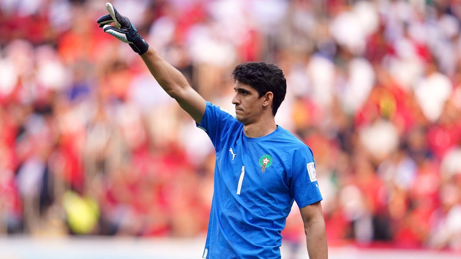 
                <strong>Marokko-Keeper singt Hymne - spielt dann aber nicht</strong><br>
                Das gibt es so wohl eher selten! Beim WM-Spiel zwischen Marokko und Belgien sah alles nach einem Einsatz von Marokko-Stammkeeper Yassine Bounou aus. Der Torhüter, der beim FC Sevilla unter Vertrag steht, lief mit seinem Team auf den Platz, sang die Nationalhymne seines Landes und klatschte sogar mit den belgischen Spielern ab. Beim Anpfiff stand im Tor allerdings Ersatzmann Munir El Kajoui. Wie kam es dazu? Auf TV-Bildern ist zu sehen, wie Bounou direkt nach dem Abklatschen zur Reservebank läuft, mit den Trainern spricht und in der Kabine verschwindet. Auch für das Teamfoto stand er nicht mehr zu Verfügung. Ob eine Verletzung für den plötzlichen Abgang ursächlich war? Unklar! Übrigens wurde auch die FIFA von dem Wechsel überrascht, so wurde eine falsche Aufstellungsgrafik eingeblendet. 
              