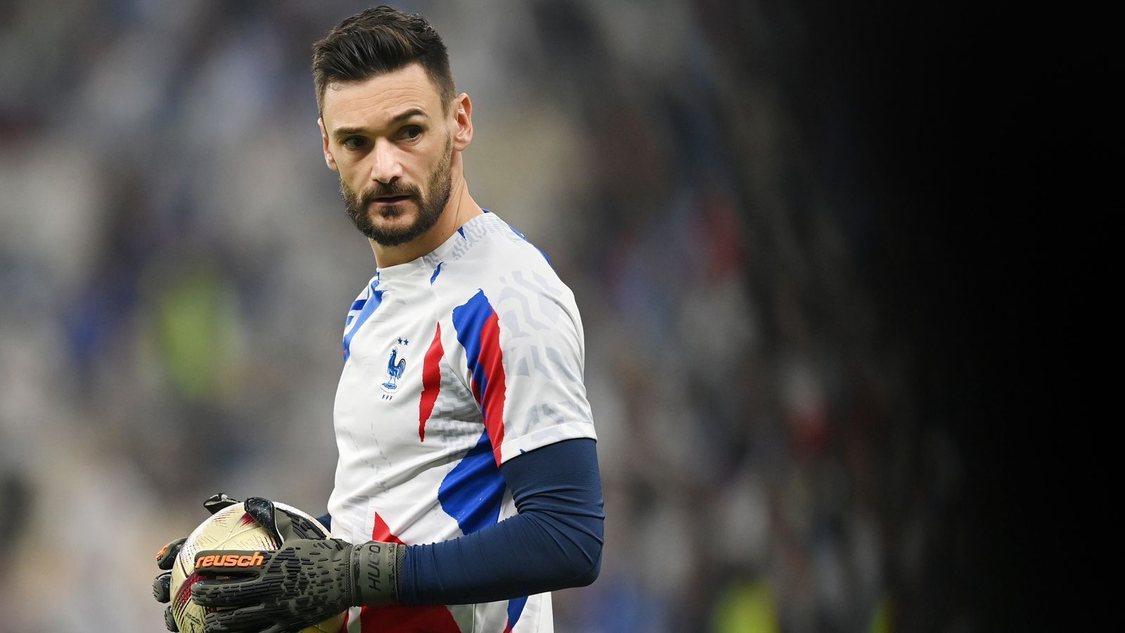 
                <strong>Hugo Lloris (Frankreich)</strong><br>
                Nach 145 Länderspielen für Frankreich sagt Nationalkeeper Hugo Lloris "Adieu". Der 36-Jährige, der mit Frankreich 2018 Weltmeister wurde und zuletzt 2022 in Katar Vize-Weltmeister, beendet mit sofortiger Wirkung seine Nationalmannschafts-Karriere. Damit kann sich der Routinier nun voll auf seine Aufgabe bei Tottenham Hotspur fokussieren. Dort geriet Lloris zuletzt unter öffentlichen Druck, weil er mehrere Male gravierend patzte. 
              