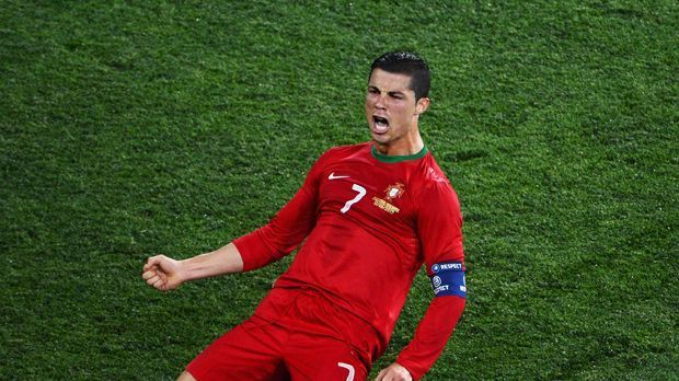 
                <strong>Sturm: Cristiano Ronaldo</strong><br>
                Sturm - Cristiano Ronaldo: CR7 macht den Abschluss! Auch wenn es bislang noch für keinen Titel gereicht hat, hat Didier Deschamps ihn für seine Alltime-Elf nominiert. Cristiano Ronaldo kam 2004, 2008 und 2012 bei den Europameisterschaften zum Einsatz. Unvergessen bleibt das verlorene Finale gegen Griechenland und König Otto im eigenen Land (2004).
              