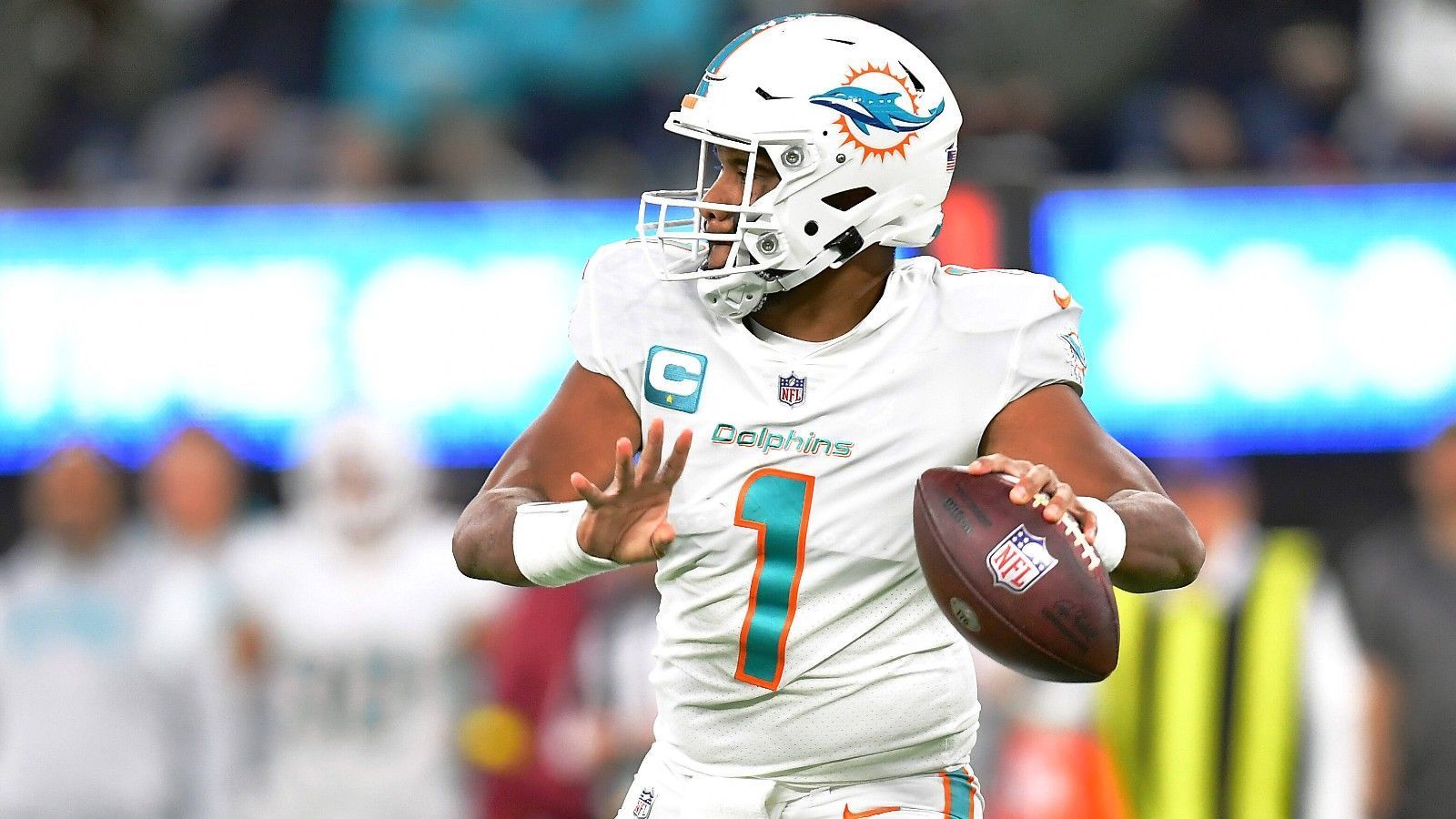 
                <strong>Quarterback</strong><br>
                AFC: Tua Tagovailoa (Miami Dolphins, im Bild) - 306.861 Stimmen - NFC: Jalen Hurts (Philadelphia Eagles) - 215.634 Stimmen
              