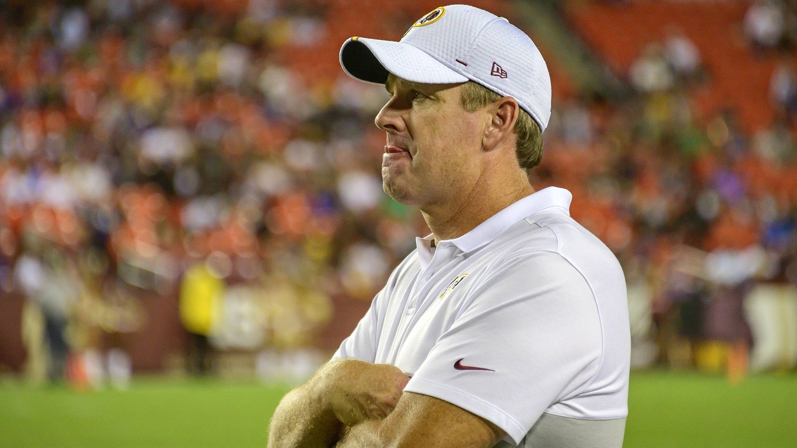 
                <strong>Verlierer: Jay Gruden</strong><br>
                Der eine Gruden der große Gewinner, der andere der große Verlierer. Nach fünf Spieltagen gibt es bereits die erste Trainerentlassung in der NFL. Das Opfer: Jay Gruden von den Washington Redskins. Der Head Coach brachte in fünf Partien drei verschiedene Quarterbacks. Doch keiner funktionierte, alle fünf Spiele gingen verloren. Gruden trainierte die Redskins seit 2014, erreichte aber lediglich in der Saison 2015 die Playoffs und scheiterte dort in der ersten Runde.
              