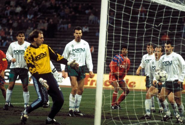
                <strong>Oliver Reck (Werder Bremen)</strong><br>
                Allein der Name ist schon Programm: Pannen-Olli patzt nicht nur hier und da, er trifft auch ins eigene Tor. So wie in der Saison 1991/92 beim 4:3 gegen den FC Bayern. Nach einem Mazinho-Kopfball springt der Ball von der Latte gegen Recks Stirn und von dort ins Tor.
              
