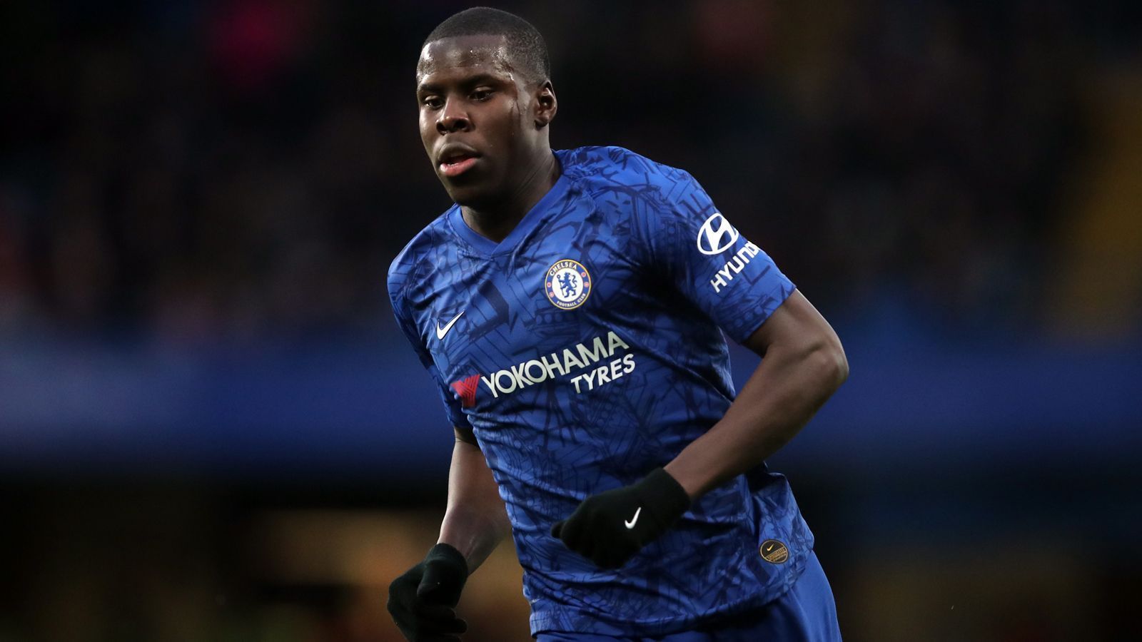 
                <strong>Kurt Zouma</strong><br>
                In der Abwehr muss Chelsea-Coach Frank Lampard in München umbauen, weil der etatmäßige Kapitän Cesar Azpilicueta verletzungsbedingt ausfällt. Für den Spanier dürfte Kurt Zouma ins Team rücken. Der 25-jährige Franzose kennt das System von Lampard aber durch bereits 42 Saison-Einsätze in- und auswendig. So stand Zouma in allen Champions-League-Spielen Chelseas der laufenden Spielzeit auf dem Platz - mit einer Ausnahme. Nur im Achtelfinal-Hinspiel gegen die Bayern saß der 1,90-Meter-Hüne 90 Minuten lang auf der Bank und kann somit quasi unbelastet in das Duell an der Isar gehen. 
              