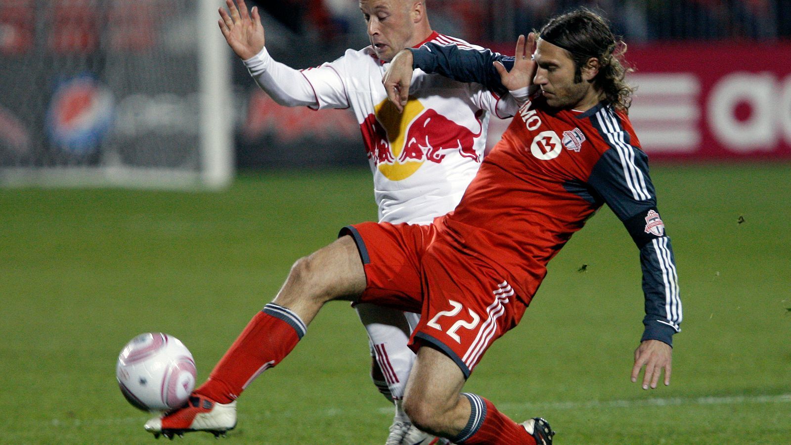 
                <strong>Torsten Frings</strong><br>
                Für immerhin anderthalb Jahre verschlug es den damals 34-jährigen Torsten Frings in die MLS und zwar zum kanadischen Klub Toronto FC. 46 Einsätze konnte der frühere Nationalspieler für Toronto verbuchen und wurde sogar kanadischer Pokalsieger 2012. Von der MLS-Topmannschaft, die Toronto heute darstellt, war der Klub zu Frings' Zeit noch ein gutes Stück entfernt. Erst 2017 wurden die Kanadier MLS-Champion und heute sind zudem ligaweite Topverdiener wie Michael Bradley oder Jozy Altidore im Kader Torontos.
              