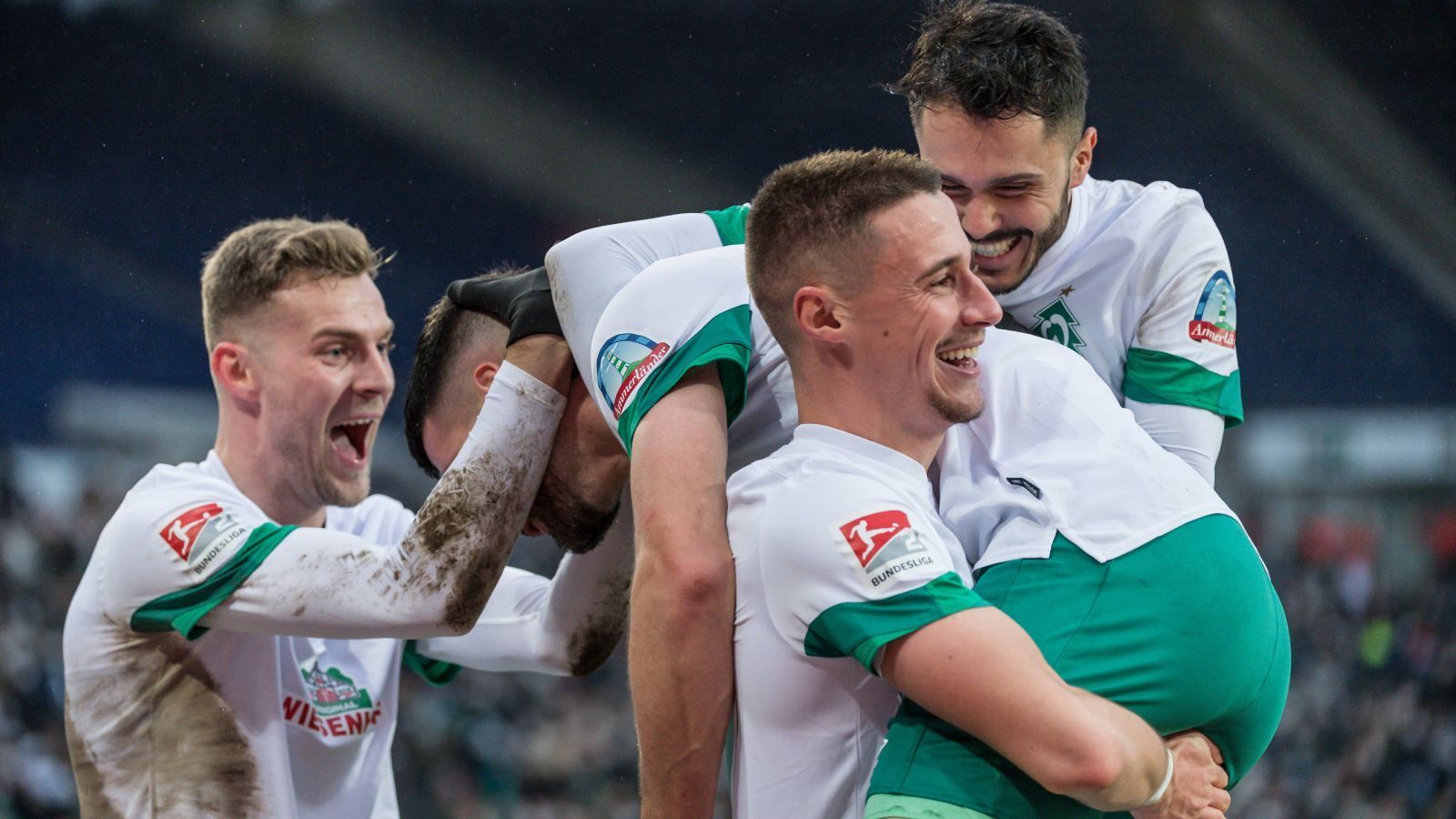 
                <strong>Platz 7: SV Werder Bremen (29 Punkte)</strong><br>
                Zwar vier Plätze aber nur einen Punkt von der Aufstiegszone entfernt ist Werder Bremen. Der Klub, dessen Hinrunde schwer von den Verfehlungen des ehemaligen Trainers Markus Anfang rund um seinen Impfnachweis überschattet wurde, hat sich dank Neu-Trainer Ole Werner stabilisiert und klopft derzeit wieder oben an. Der neue Chefcoach versucht jedoch alles, um den Druck von seinem Team zu nehmen: "Unser erstes Ziel ist, dass wir in den letzten 16 Spielen jetzt gut in Tritt kommen. Wir wollen in der heißen Phase im April so weit sein, dass wir die Dinge mit entscheiden können. Wir beschäftigen uns aktuell mit der Situation, die wir beeinflussen können", sagte Werner auf der Spieltags-Pressekonferenz. Kann der SVW so weiter machen wie in den vergangenen Wochen (drei Siege in Folge), dann muss jeder Bremen auf dem Zettel haben.
              