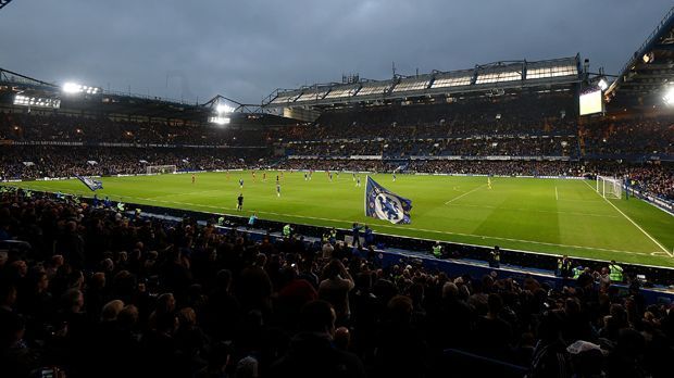 
                <strong>FC Chelsea - Stamford Bridge</strong><br>
                FC Chelsea: In London geht es generell teuer zu. Auch beim Spitzenklub aus Chelsea müssen Fans tief in die Tasche greifen: Ca. 22.500 Euro kostet allein die Reservierung des Platzes für drei Stunden! Habt ihr mit euren Freunden noch einmal gut 6.000 Euro dabei, bekommt man das VIP-Paket: Platz für 100 Zuschauer, gestellte Schiedsrichter, Wasserflaschen, mobile Umkleidekabinen, Sicherheitsdienst, Zugang zur Stadionregie und sogar eine Barbecue-Party im Anschluss.
              