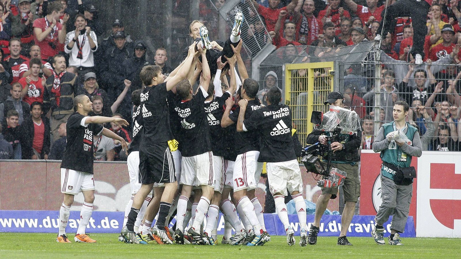 
                <strong>2011: Das letzte Kapitel "Vizekusen"</strong><br>
                Es ist mittlerweile wieder so viel Zeit vergangenen, dass man sich in Leverkusen schon wieder über zweite Plätze freuen kann. Bayer wird in der Bundesliga Vize-Meister, sieben Punkte hinter dem BVB und - ganz wichtig - vor den Bayern. Leverkusen spielt erstmals seit der Saison 2004/05 wieder in der Champions League. Der Traum vom Titel kann aber weiter nur geträumt werden.
              