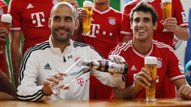 
                <strong>Götze, Guardiola und Co. beim Lederhosenshooting</strong><br>
                Auch die spanische Fraktion hat Spaß: Pep Guardiola, Javi Martinez und Thiago genießen ihre "cerveza"
              